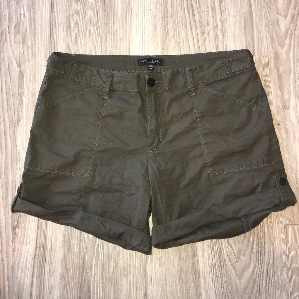 SALE Green stretchy shorts 🌿